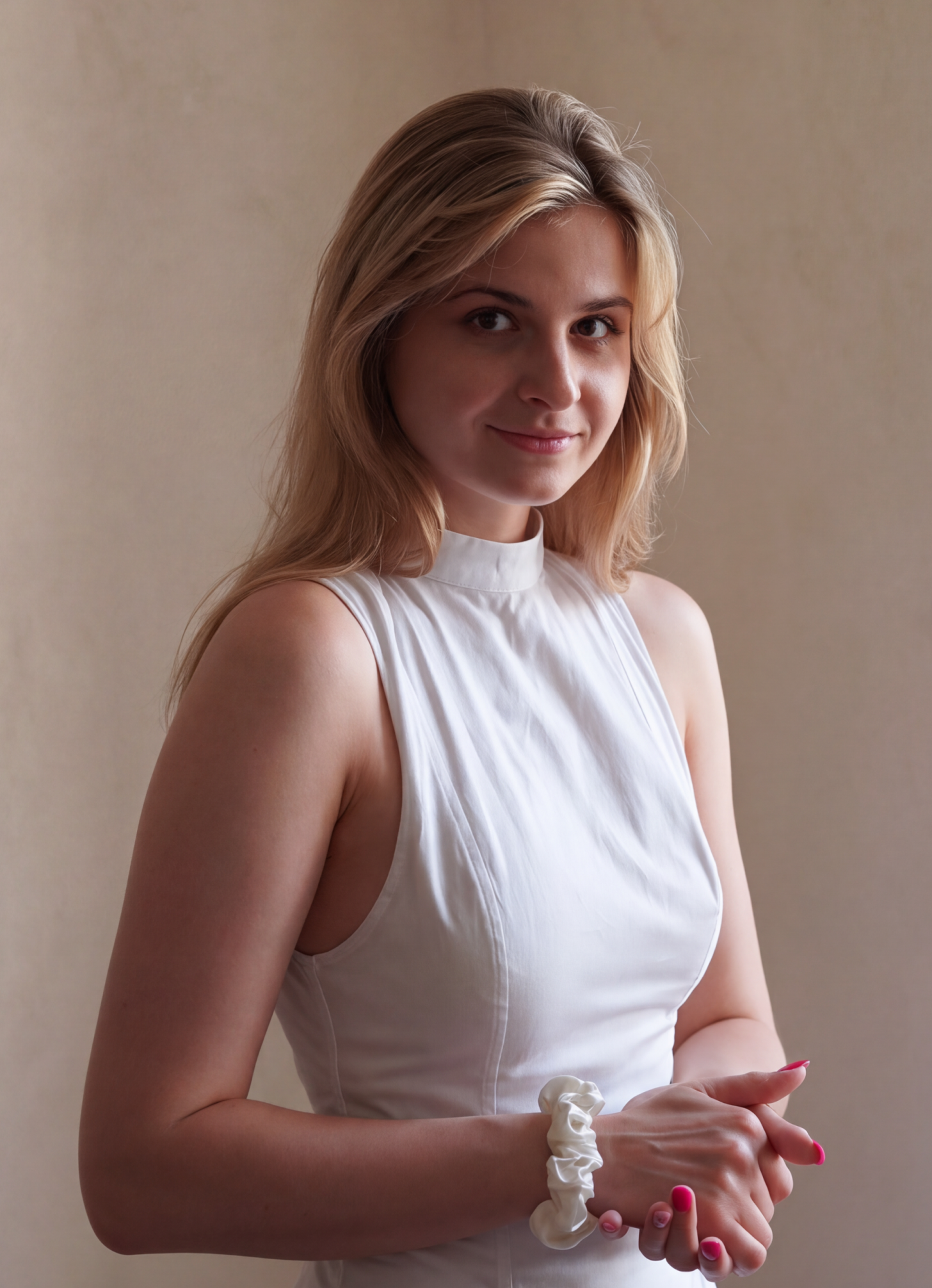 Karolina Kobylak przy oknie